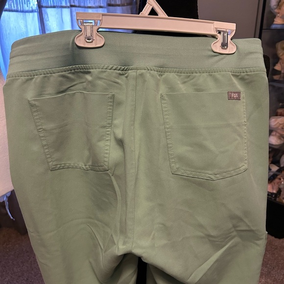 Women's Green Pants & Top Scrub top - Picture 11 of 11